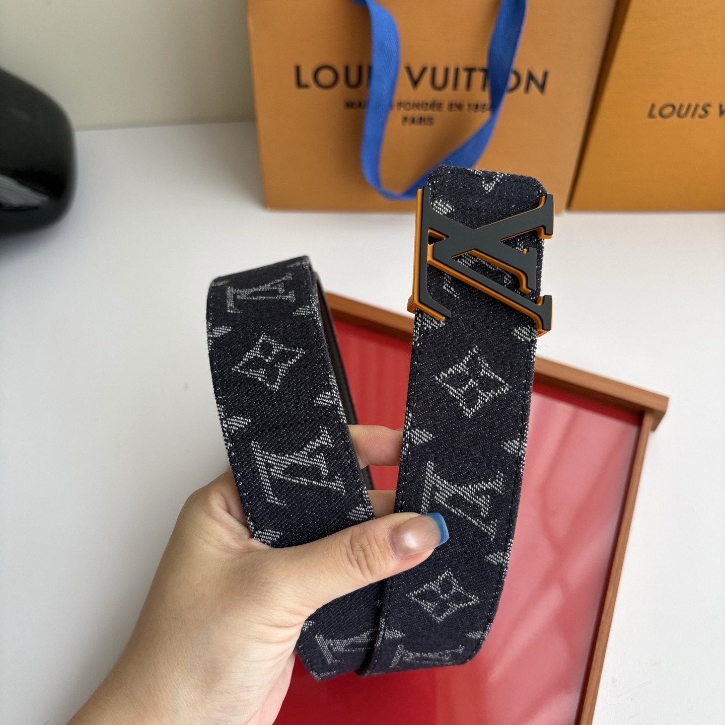 Lv当季新款牛仔Monogram 帆布材质，复古做旧的老花印花搭配另一面原版平纹底，精致百搭，时尚大方，宽4.0cm