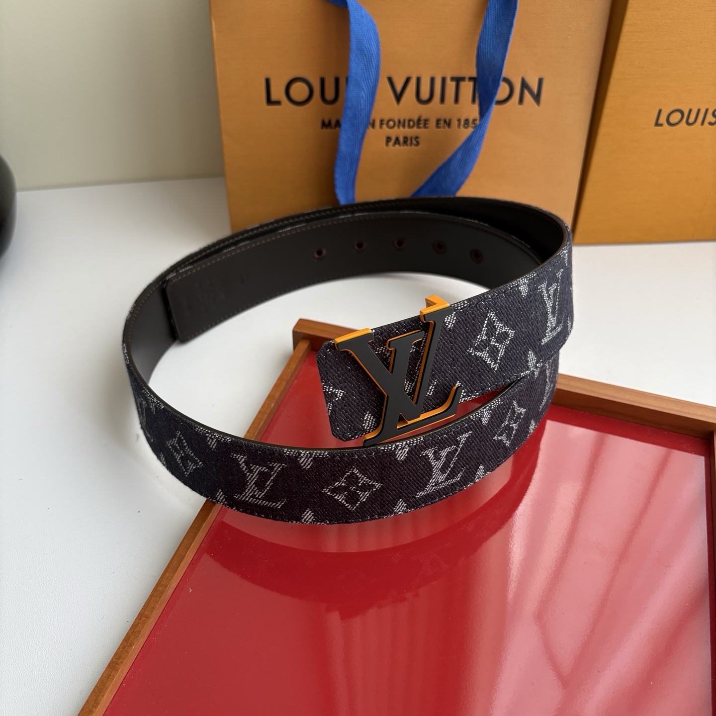 Lv当季新款牛仔Monogram 帆布材质，复古做旧的老花印花搭配另一面原版平纹底，精致百搭，时尚大方，宽4.0cm