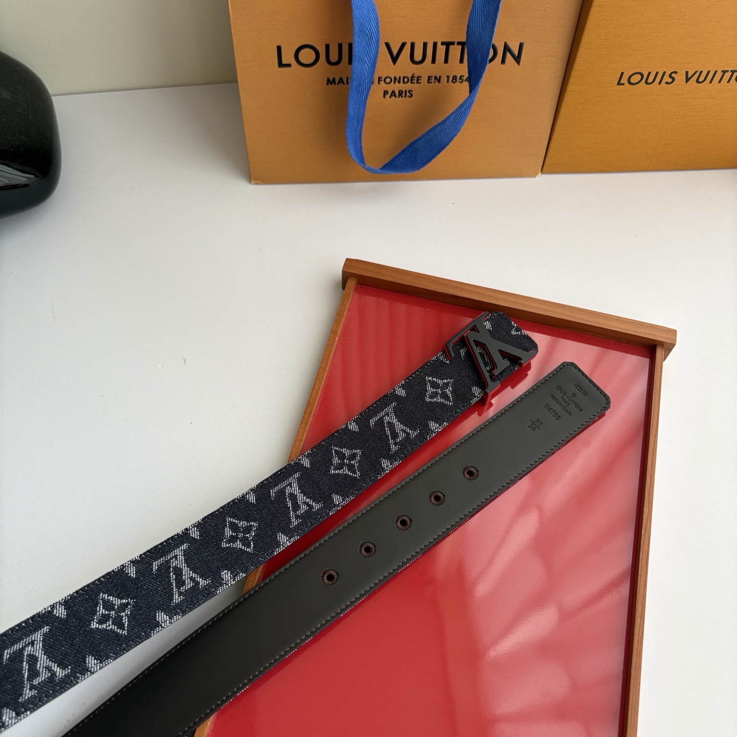 Lv当季新款牛仔Monogram 帆布材质，复古做旧的老花印花搭配另一面原版平纹底，精致百搭，时尚大方，宽4.0cm