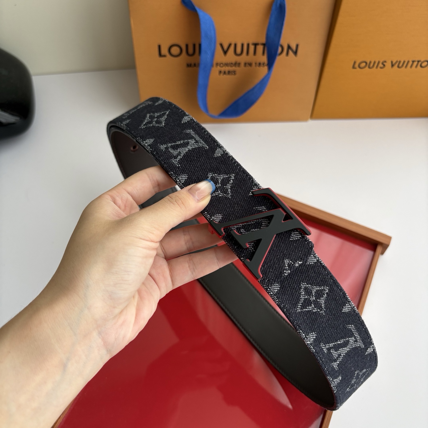 Lv当季新款牛仔Monogram 帆布材质，复古做旧的老花印花搭配另一面原版平纹底，精致百搭，时尚大方，宽4.0cm