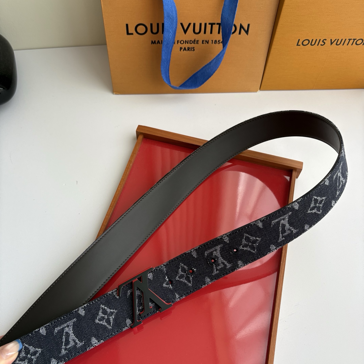 Lv当季新款牛仔Monogram 帆布材质，复古做旧的老花印花搭配另一面原版平纹底，精致百搭，时尚大方，宽4.0cm