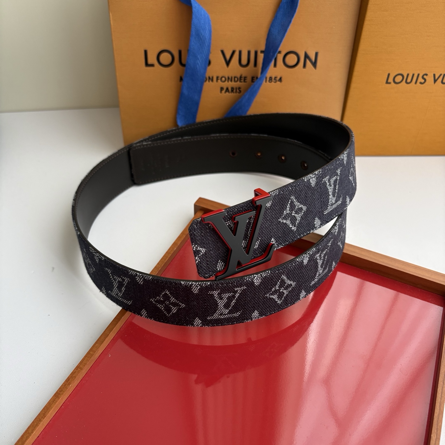 Lv当季新款牛仔Monogram 帆布材质，复古做旧的老花印花搭配另一面原版平纹底，精致百搭，时尚大方，宽4.0cm