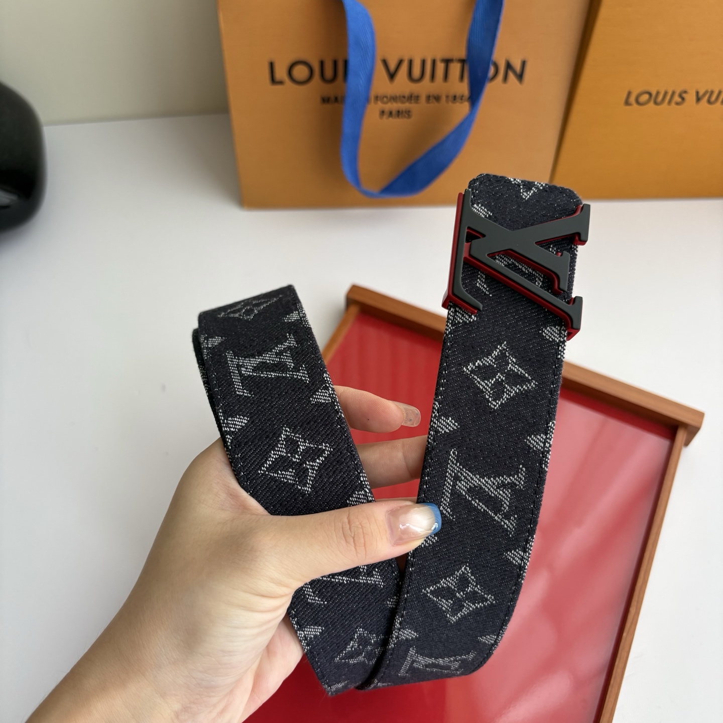 Lv当季新款牛仔Monogram 帆布材质，复古做旧的老花印花搭配另一面原版平纹底，精致百搭，时尚大方，宽4.0cm