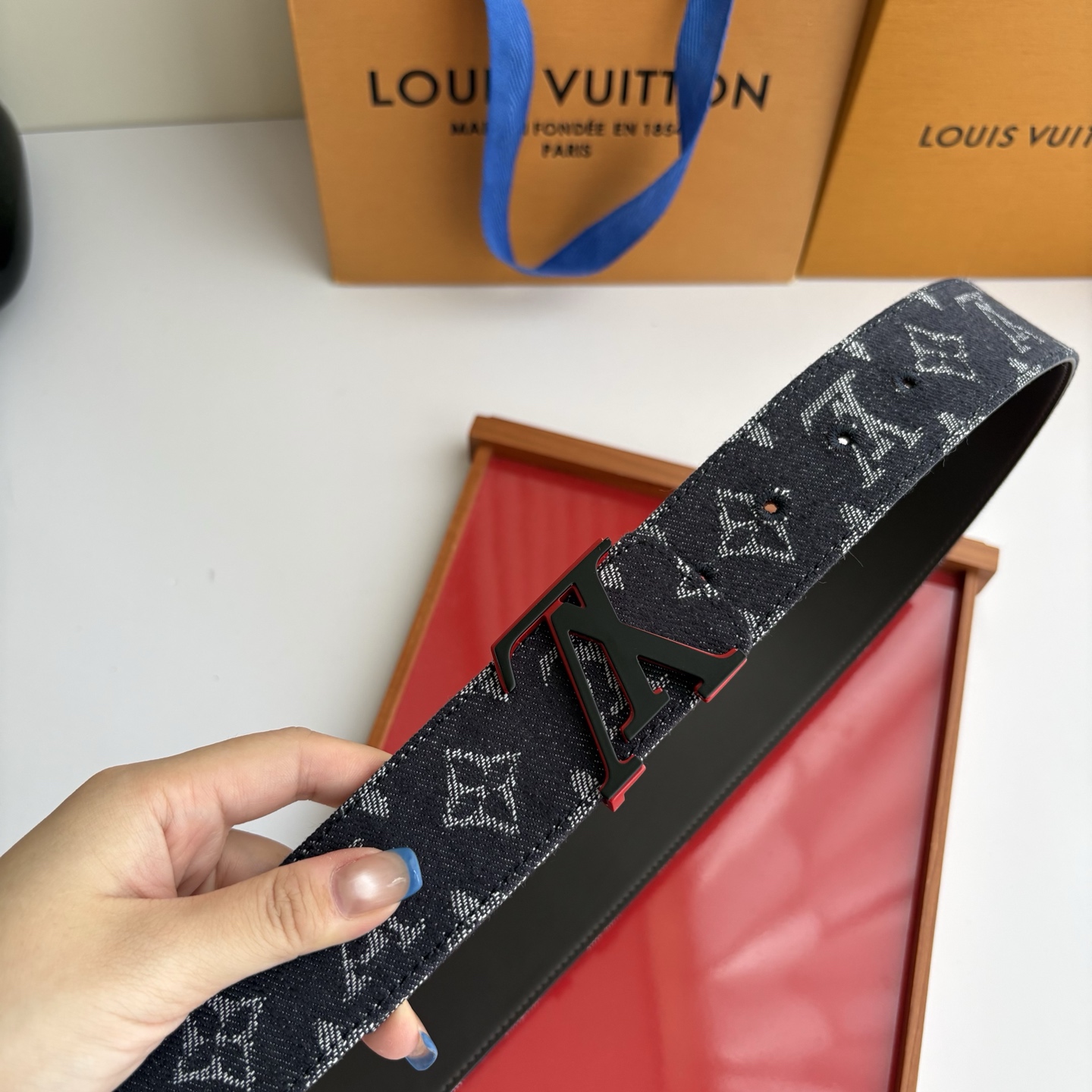 Lv当季新款牛仔Monogram 帆布材质，复古做旧的老花印花搭配另一面原版平纹底，精致百搭，时尚大方，宽4.0cm