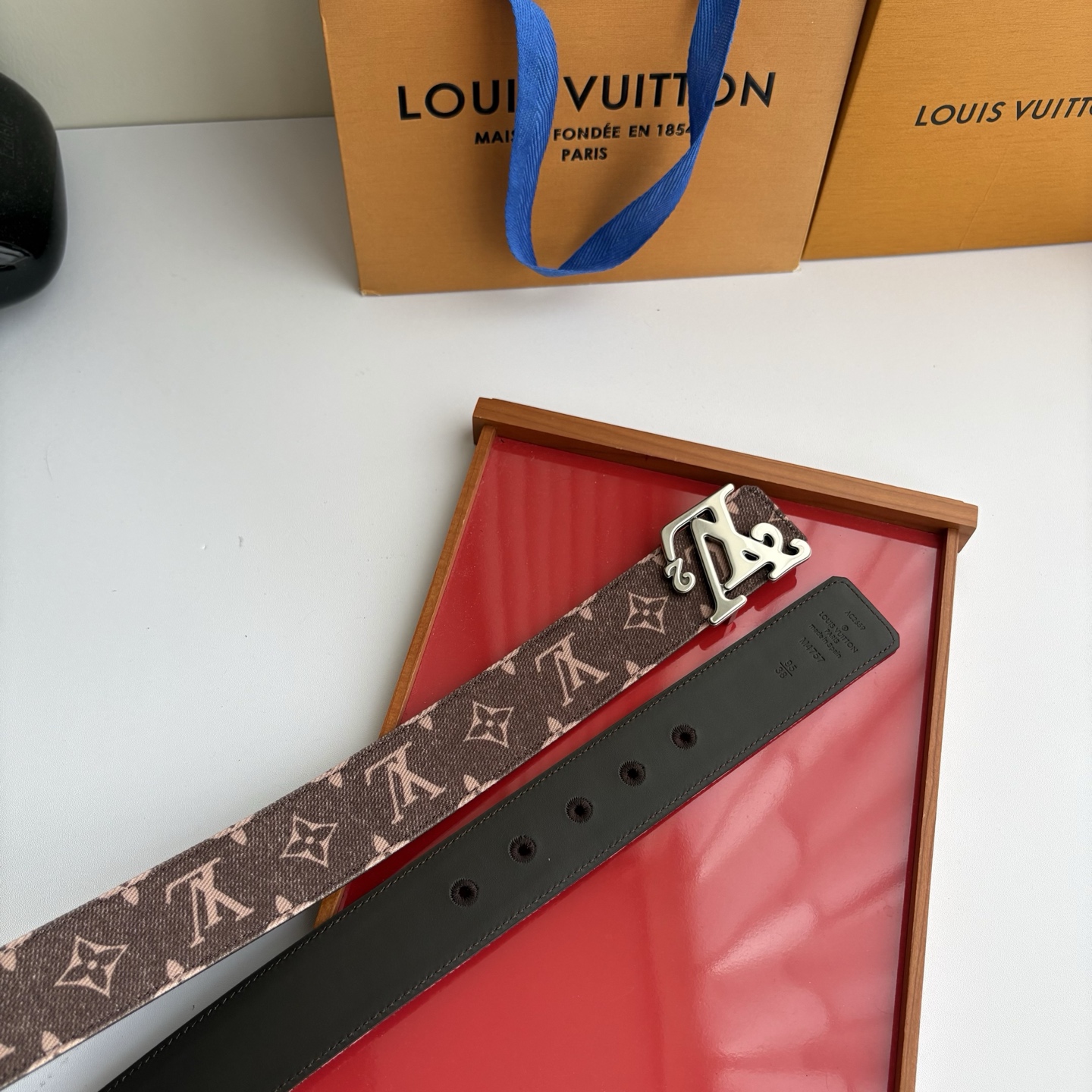 Lv当季新款牛仔Monogram 咖色帆布材质，复古做旧的老花印花搭配另一面原版平纹底，精致百搭，时尚大方，宽4.0cm