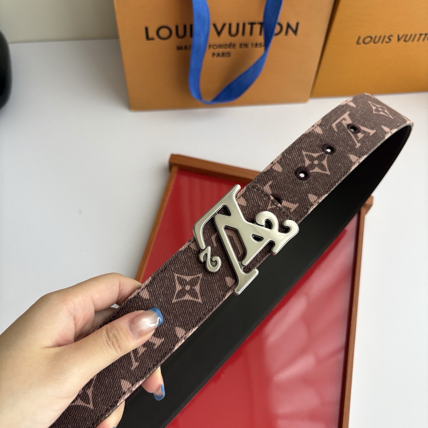 Lv当季新款牛仔Monogram 咖色帆布材质，复古做旧的老花印花搭配另一面原版平纹底，精致百搭，时尚大方，宽4.0cm