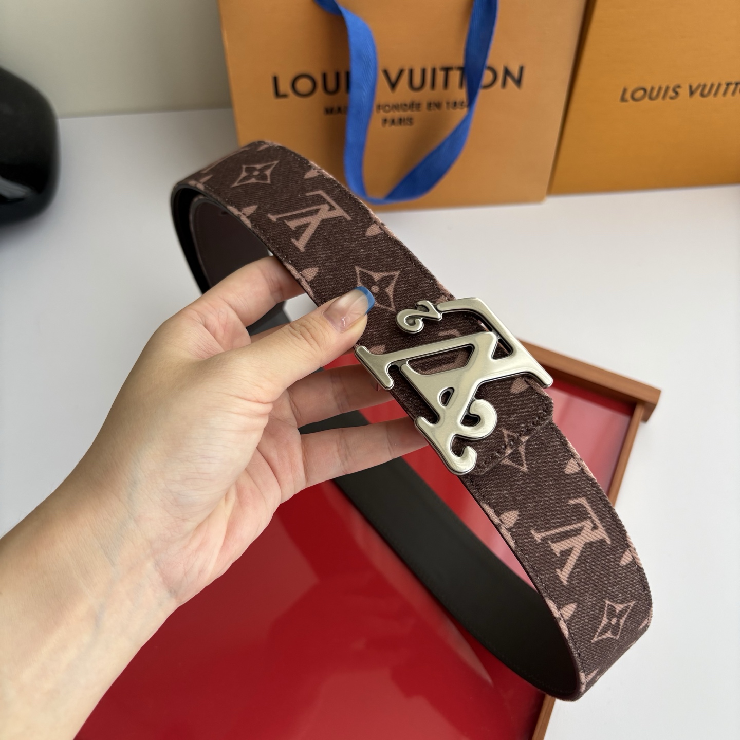 Lv当季新款牛仔Monogram 咖色帆布材质，复古做旧的老花印花搭配另一面原版平纹底，精致百搭，时尚大方，宽4.0cm