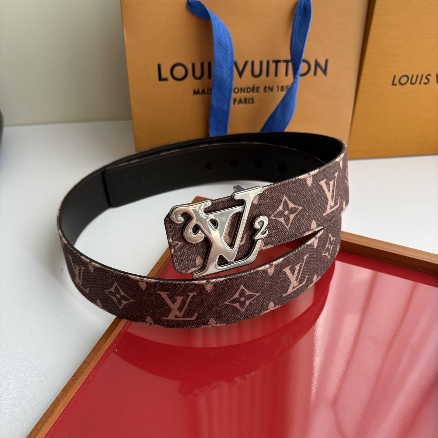Lv当季新款牛仔Monogram 咖色帆布材质，复古做旧的老花印花搭配另一面原版平纹底，精致百搭，时尚大方，宽4.0cm