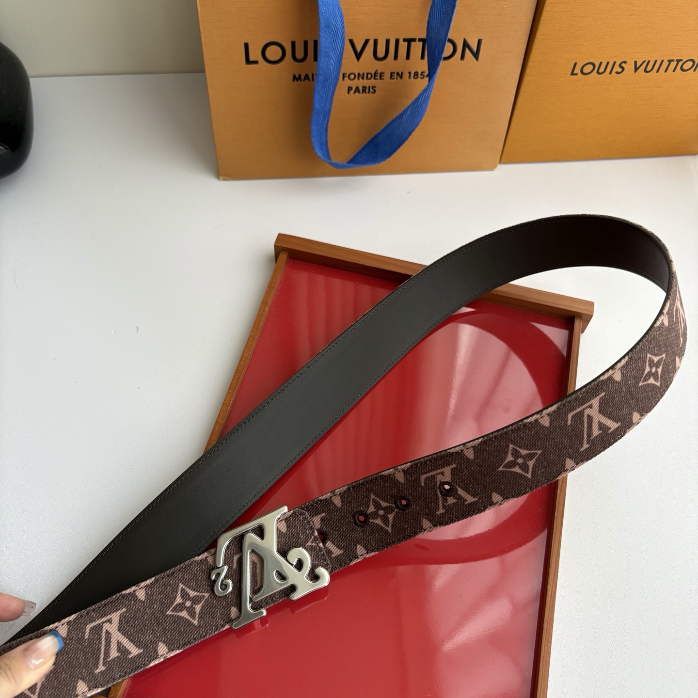 Lv当季新款牛仔Monogram 咖色帆布材质，复古做旧的老花印花搭配另一面原版平纹底，精致百搭，时尚大方，宽4.0cm