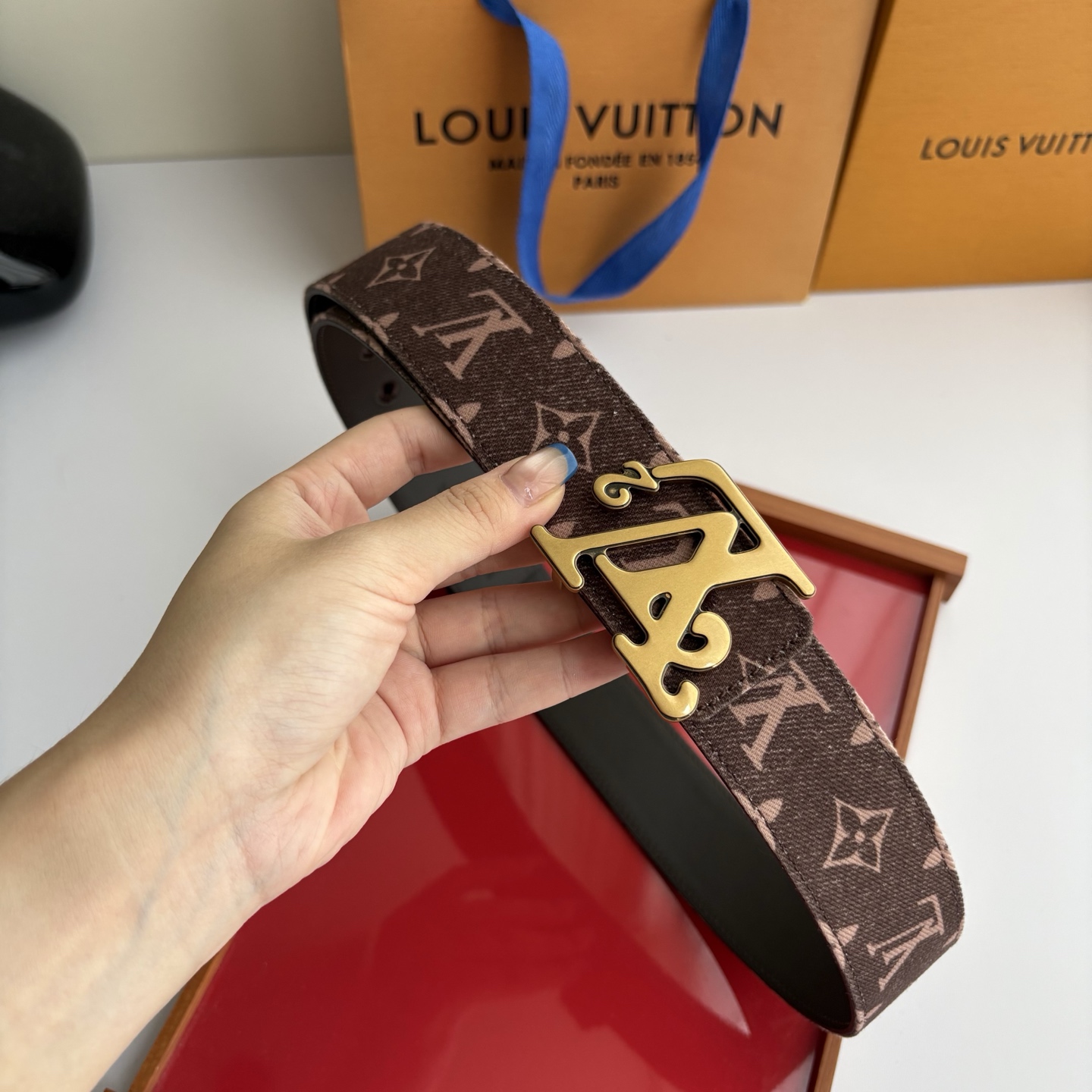Lv当季新款牛仔Monogram 咖色帆布材质，复古做旧的老花印花搭配另一面原版平纹底，精致百搭，时尚大方，宽4.0cm