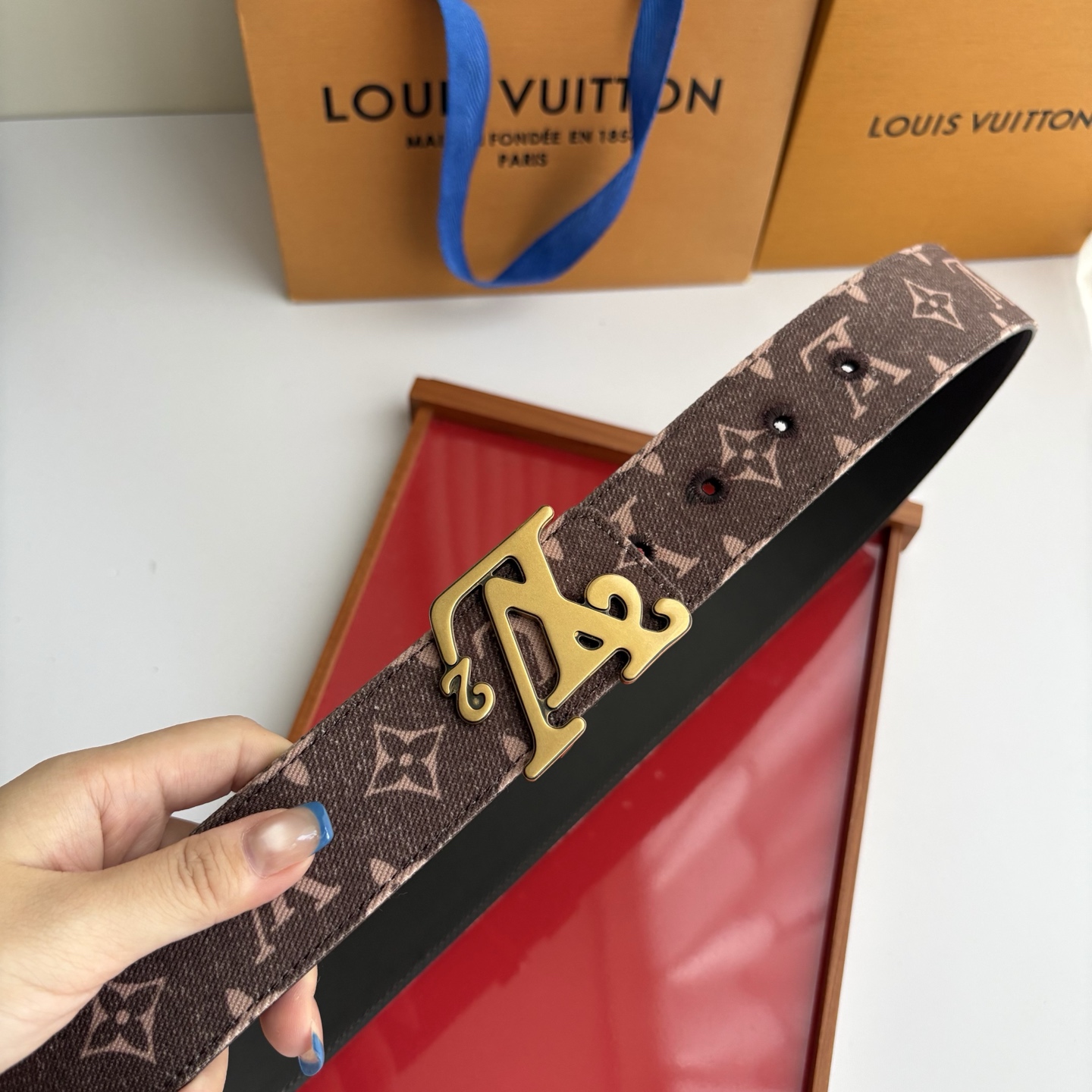 Lv当季新款牛仔Monogram 咖色帆布材质，复古做旧的老花印花搭配另一面原版平纹底，精致百搭，时尚大方，宽4.0cm