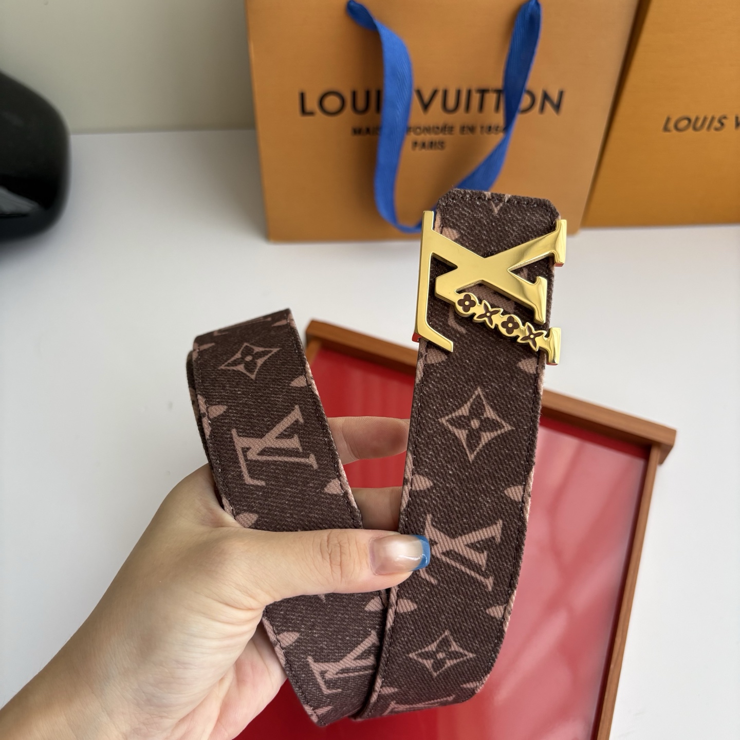 Lv当季新款牛仔Monogram 咖色帆布材质，复古做旧的老花印花搭配另一面原版平纹底，精致百搭，时尚大方，宽4.0cm