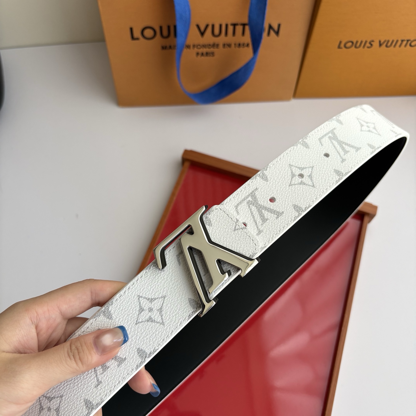 Lv字母老花印花搭配另一面原版平纹底，搭配精品挂扣，精致百搭，时尚大方，宽4.0cm