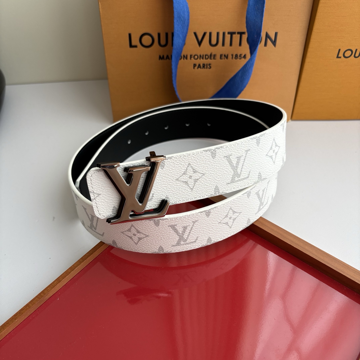 Lv字母老花印花搭配另一面原版平纹底，搭配精品挂扣，精致百搭，时尚大方，宽4.0cm