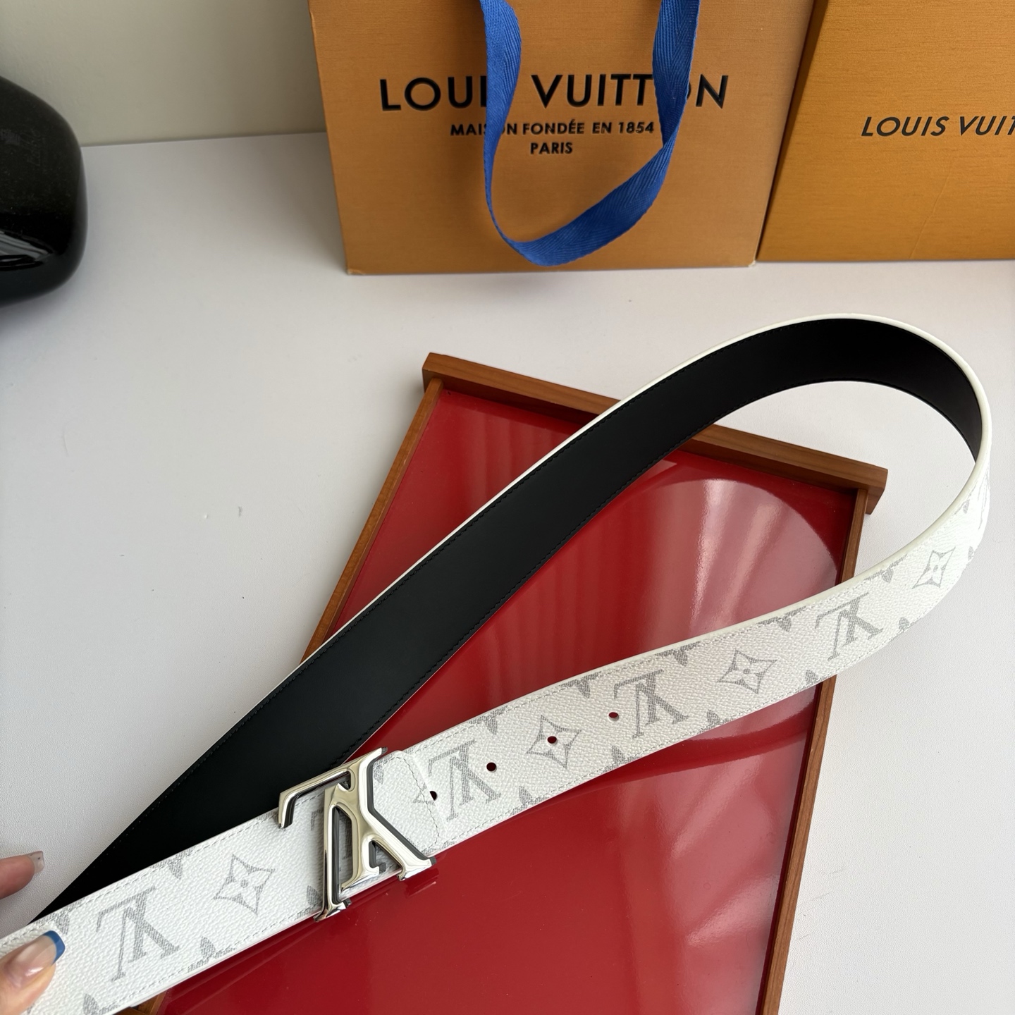 Lv字母老花印花搭配另一面原版平纹底，搭配精品挂扣，精致百搭，时尚大方，宽4.0cm