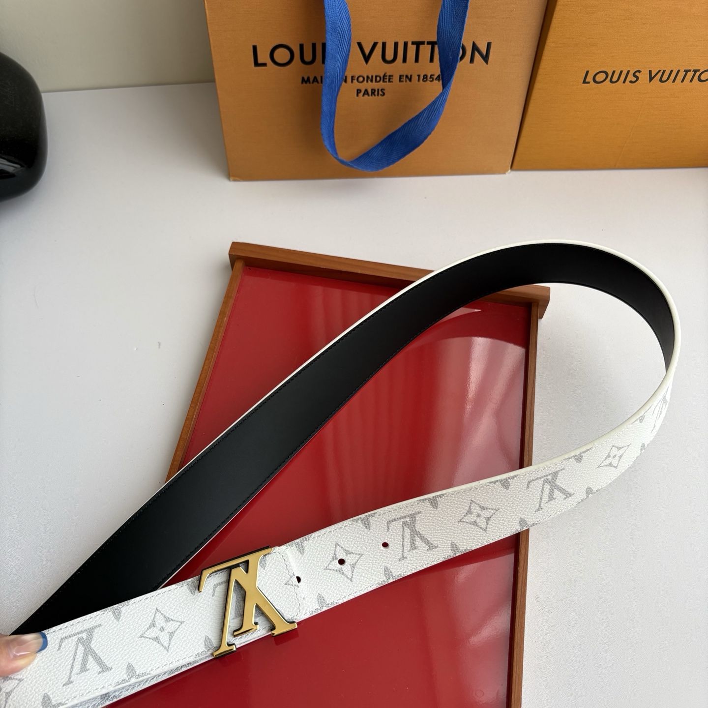 Lv字母老花印花搭配另一面原版平纹底，搭配精品挂扣，精致百搭，时尚大方，宽4.0cm