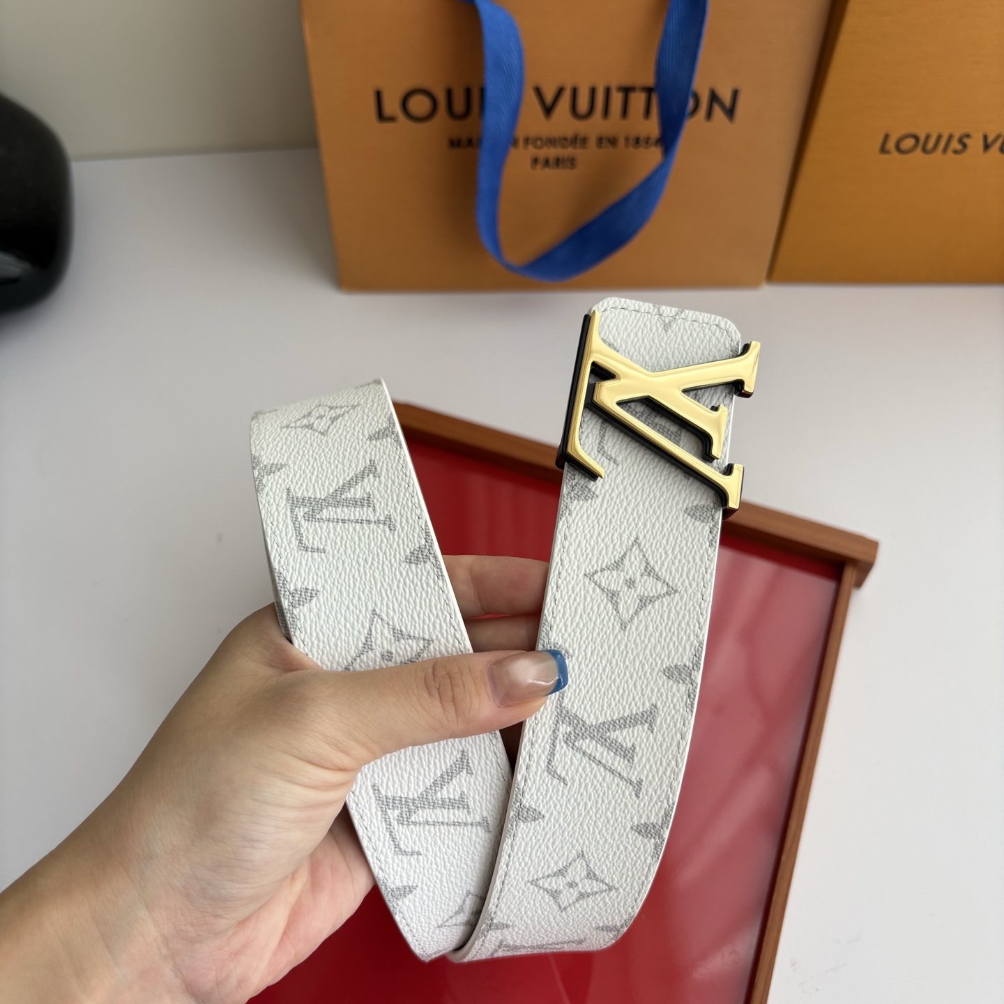 Lv字母老花印花搭配另一面原版平纹底，搭配精品挂扣，精致百搭，时尚大方，宽4.0cm