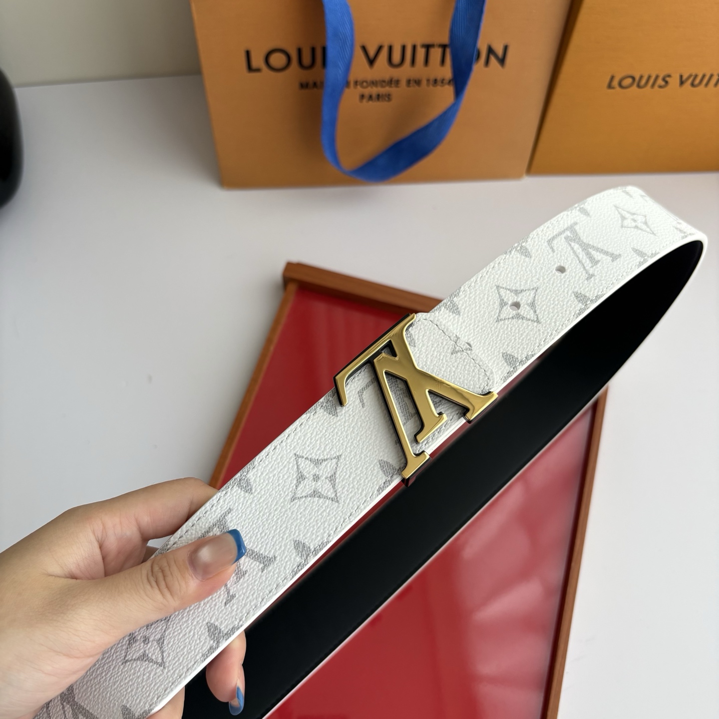 Lv字母老花印花搭配另一面原版平纹底，搭配精品挂扣，精致百搭，时尚大方，宽4.0cm