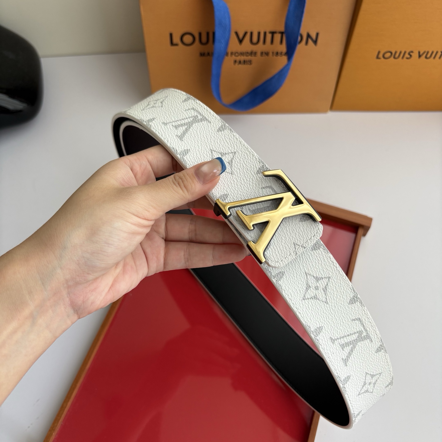 Lv字母老花印花搭配另一面原版平纹底，搭配精品挂扣，精致百搭，时尚大方，宽4.0cm