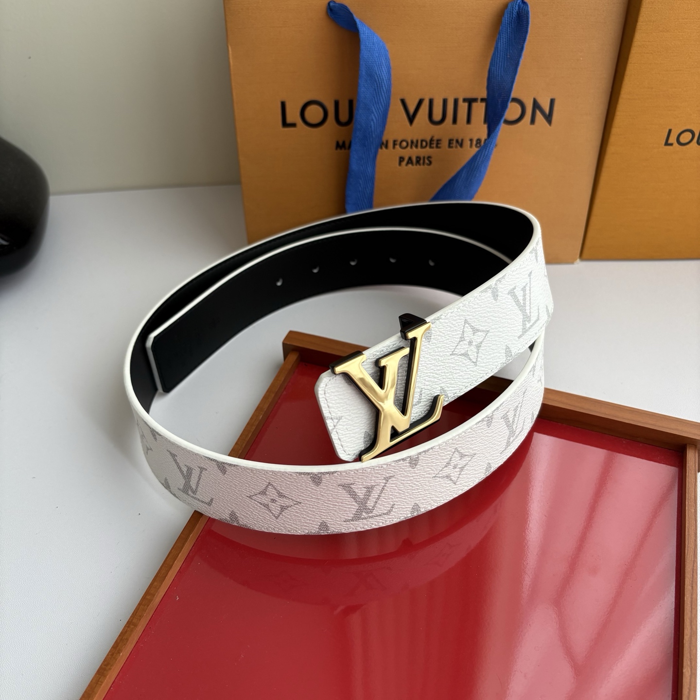 Lv字母老花印花搭配另一面原版平纹底，搭配精品挂扣，精致百搭，时尚大方，宽4.0cm