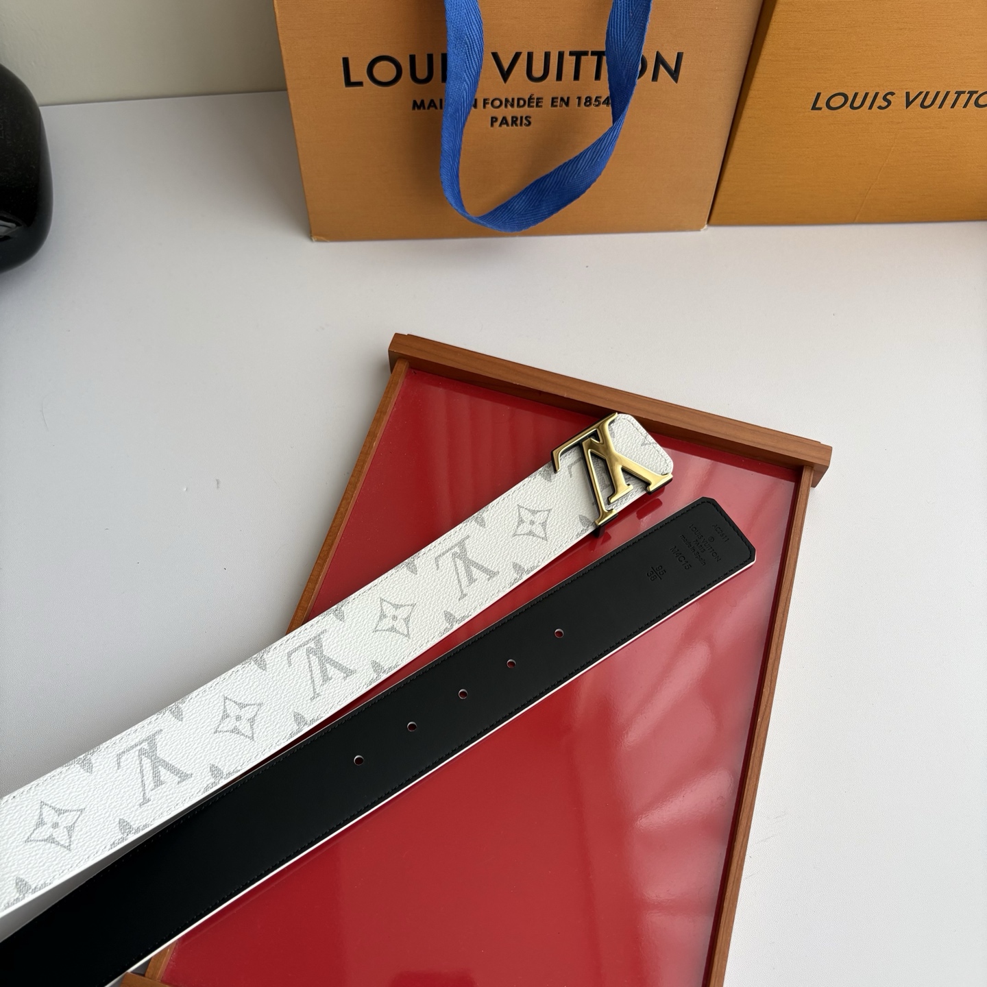 Lv字母老花印花搭配另一面原版平纹底，搭配精品挂扣，精致百搭，时尚大方，宽4.0cm