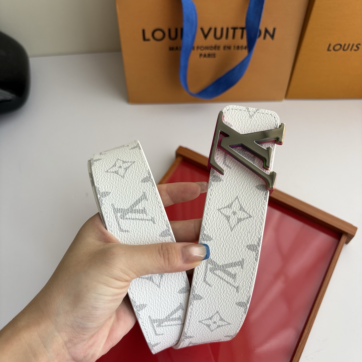 Lv字母老花印花搭配另一面原版平纹底，搭配精品挂扣，精致百搭，时尚大方，宽4.0cm