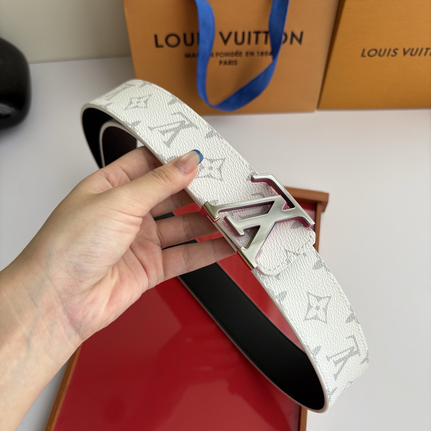 Lv字母老花印花搭配另一面原版平纹底，搭配精品挂扣，精致百搭，时尚大方，宽4.0cm