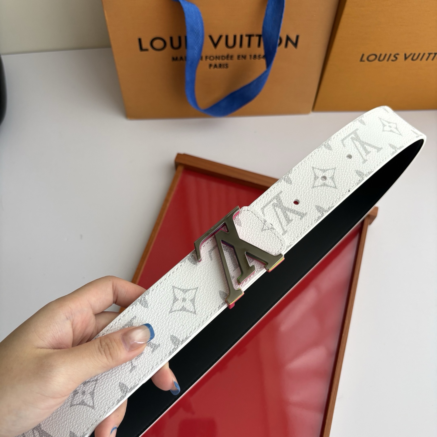 Lv字母老花印花搭配另一面原版平纹底，搭配精品挂扣，精致百搭，时尚大方，宽4.0cm