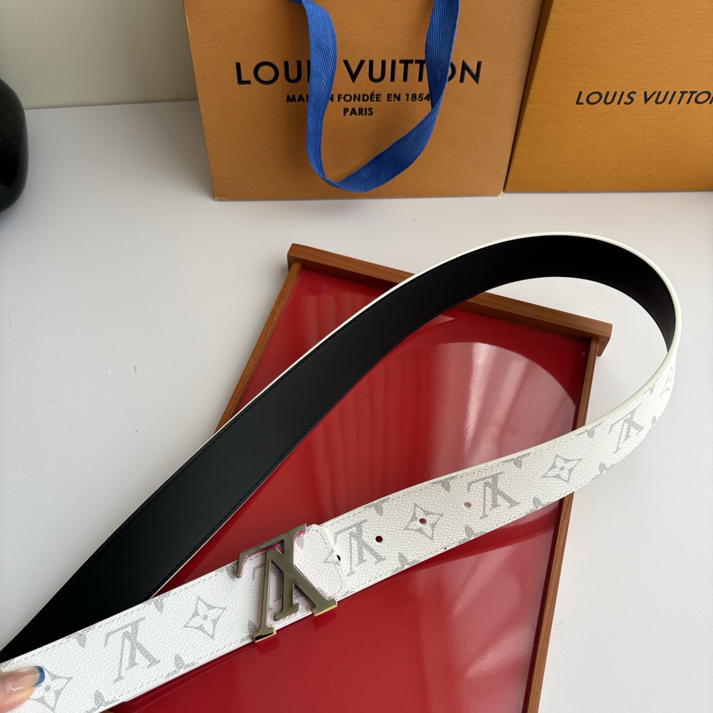 Lv字母老花印花搭配另一面原版平纹底，搭配精品挂扣，精致百搭，时尚大方，宽4.0cm