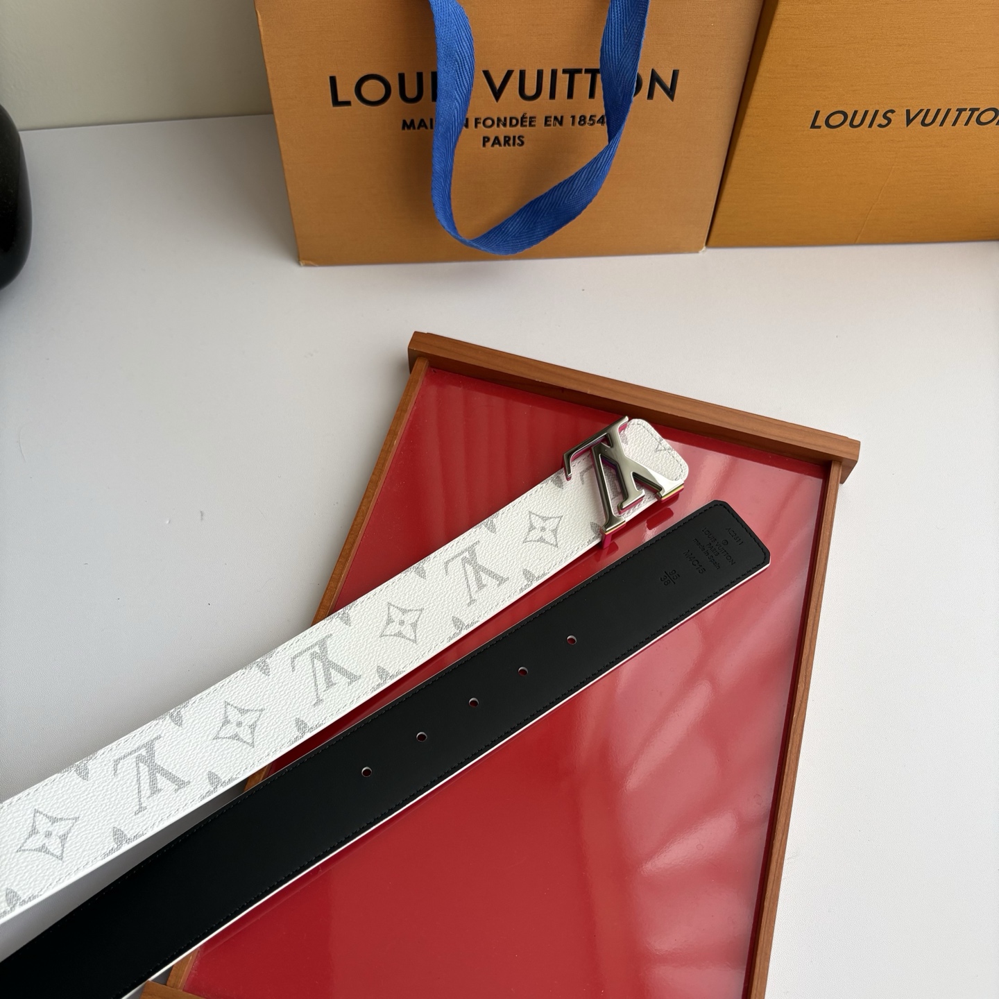Lv字母老花印花搭配另一面原版平纹底，搭配精品挂扣，精致百搭，时尚大方，宽4.0cm