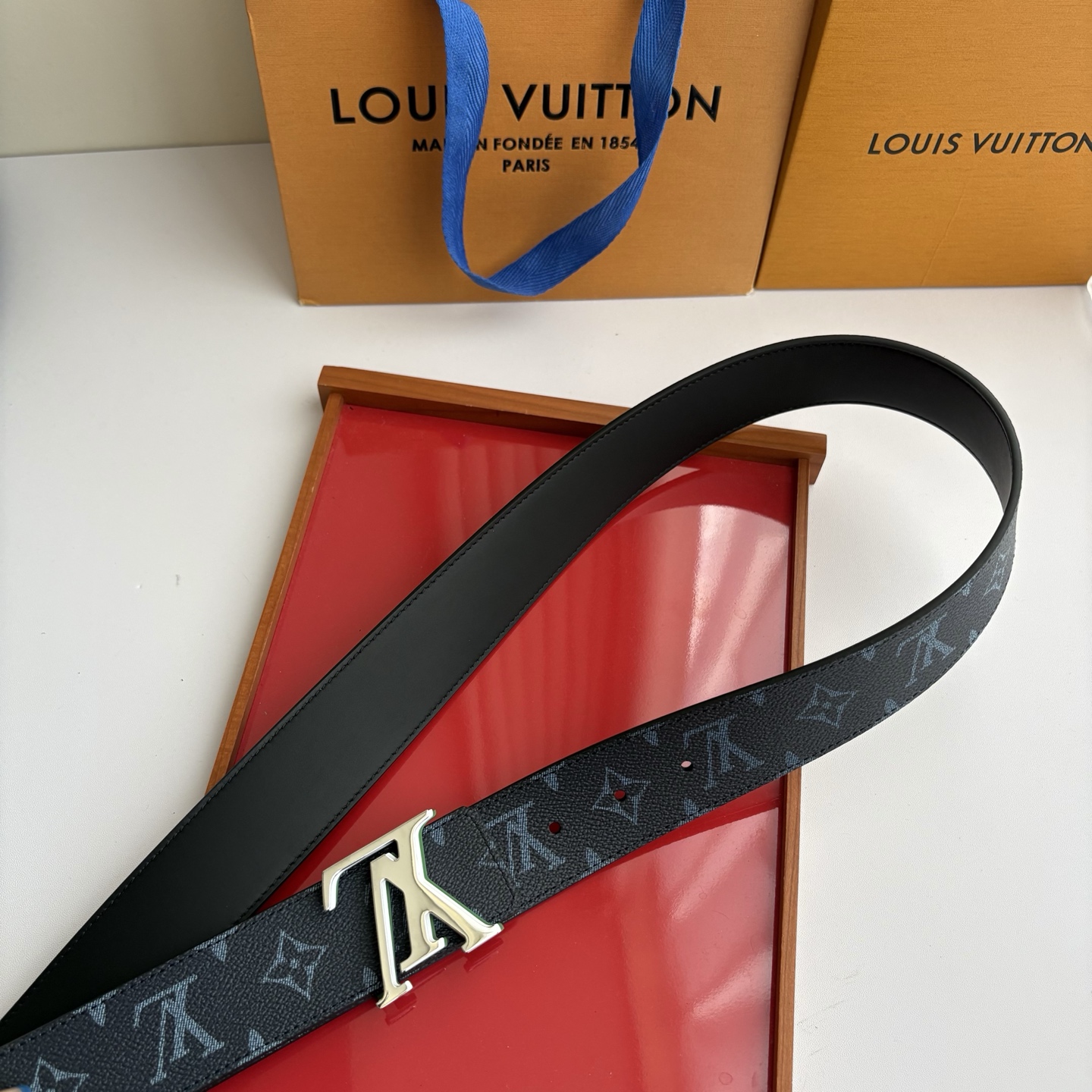 Lv字母老花印花搭配另一面原版平纹底，搭配精品挂扣，精致百搭，时尚大方，宽4.0cm