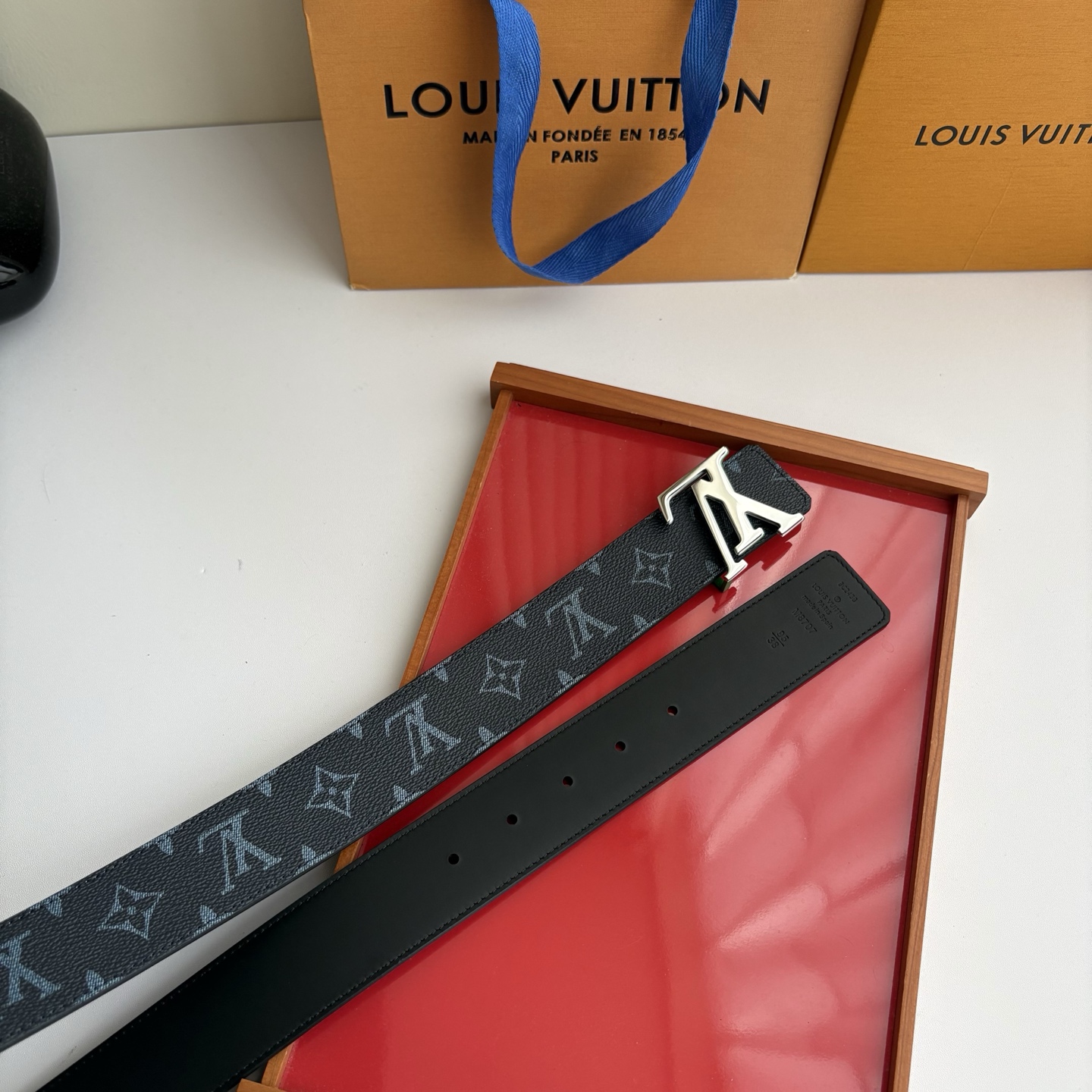 Lv字母老花印花搭配另一面原版平纹底，搭配精品挂扣，精致百搭，时尚大方，宽4.0cm