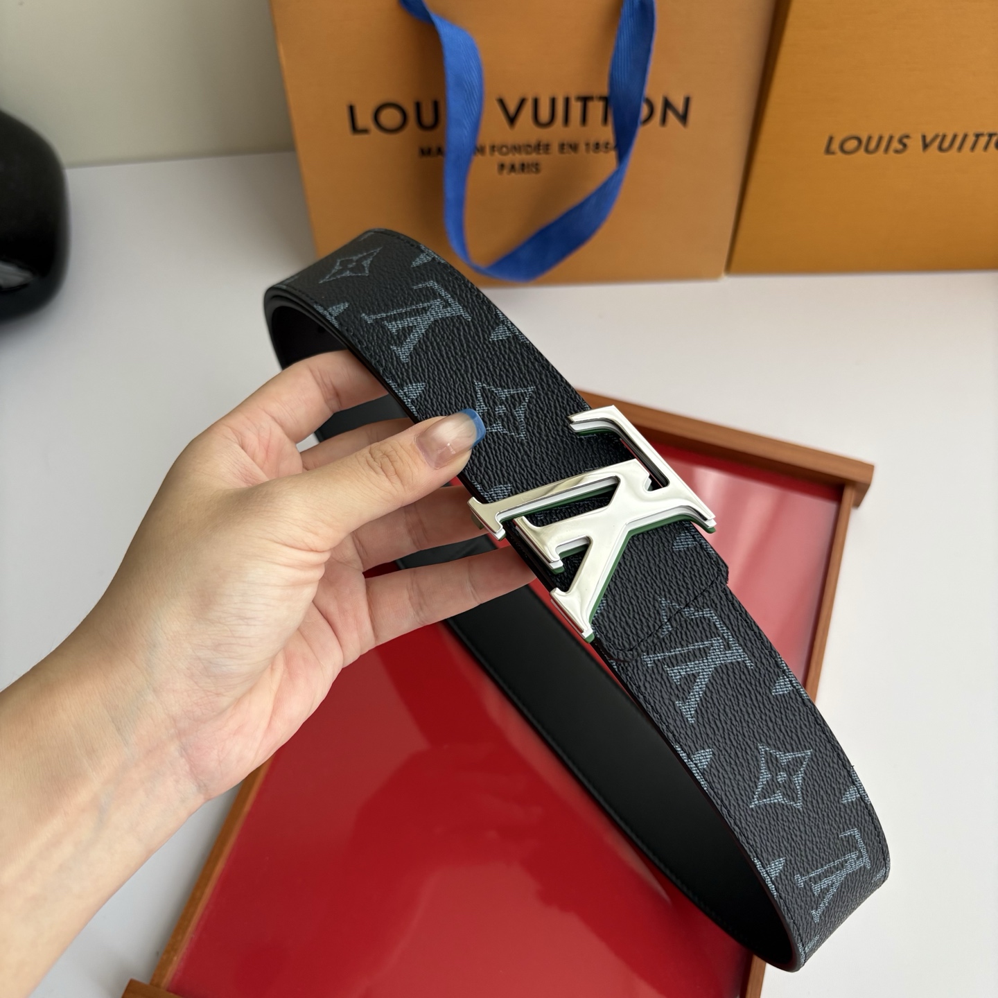 Lv字母老花印花搭配另一面原版平纹底，搭配精品挂扣，精致百搭，时尚大方，宽4.0cm