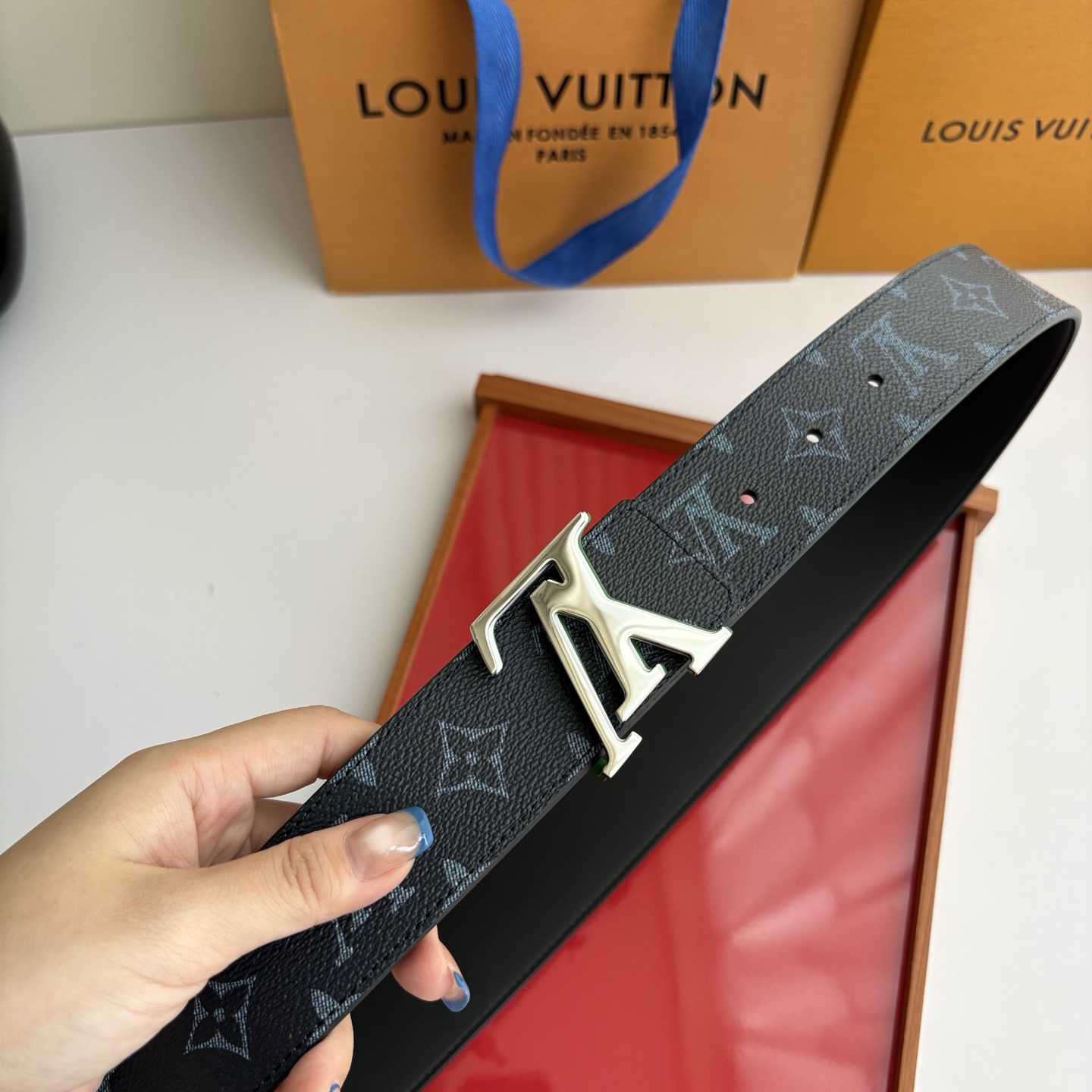 Lv字母老花印花搭配另一面原版平纹底，搭配精品挂扣，精致百搭，时尚大方，宽4.0cm