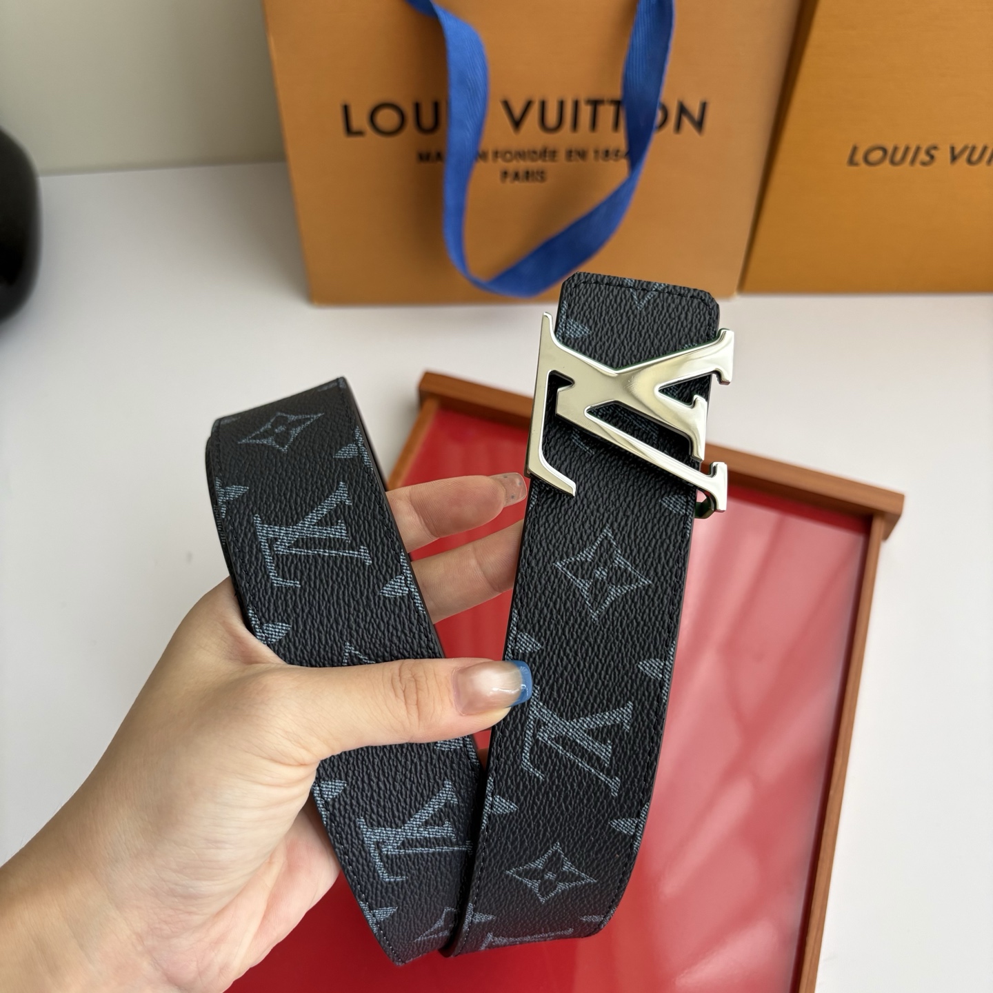 Lv字母老花印花搭配另一面原版平纹底，搭配精品挂扣，精致百搭，时尚大方，宽4.0cm