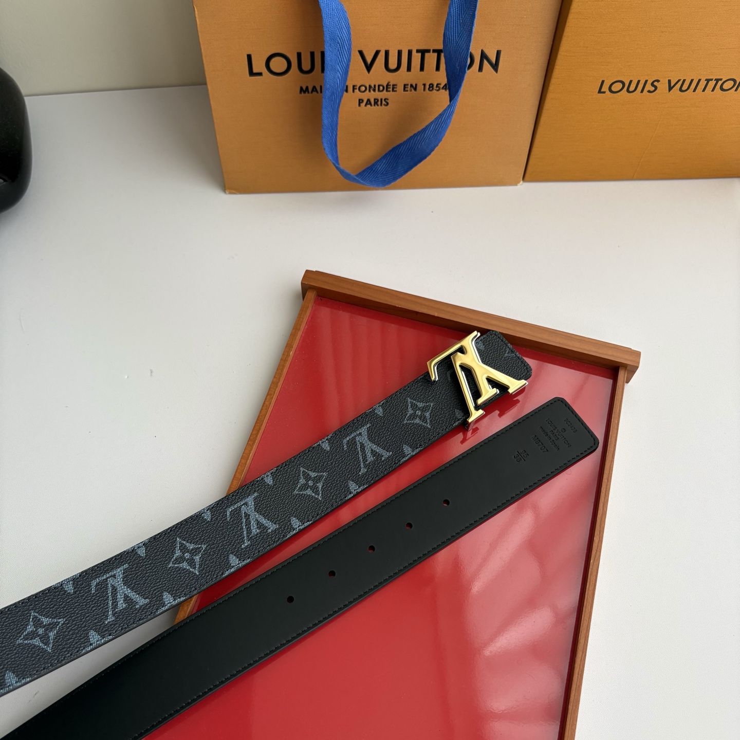 Lv字母老花印花搭配另一面原版平纹底，搭配精品挂扣，精致百搭，时尚大方，宽4.0cm
