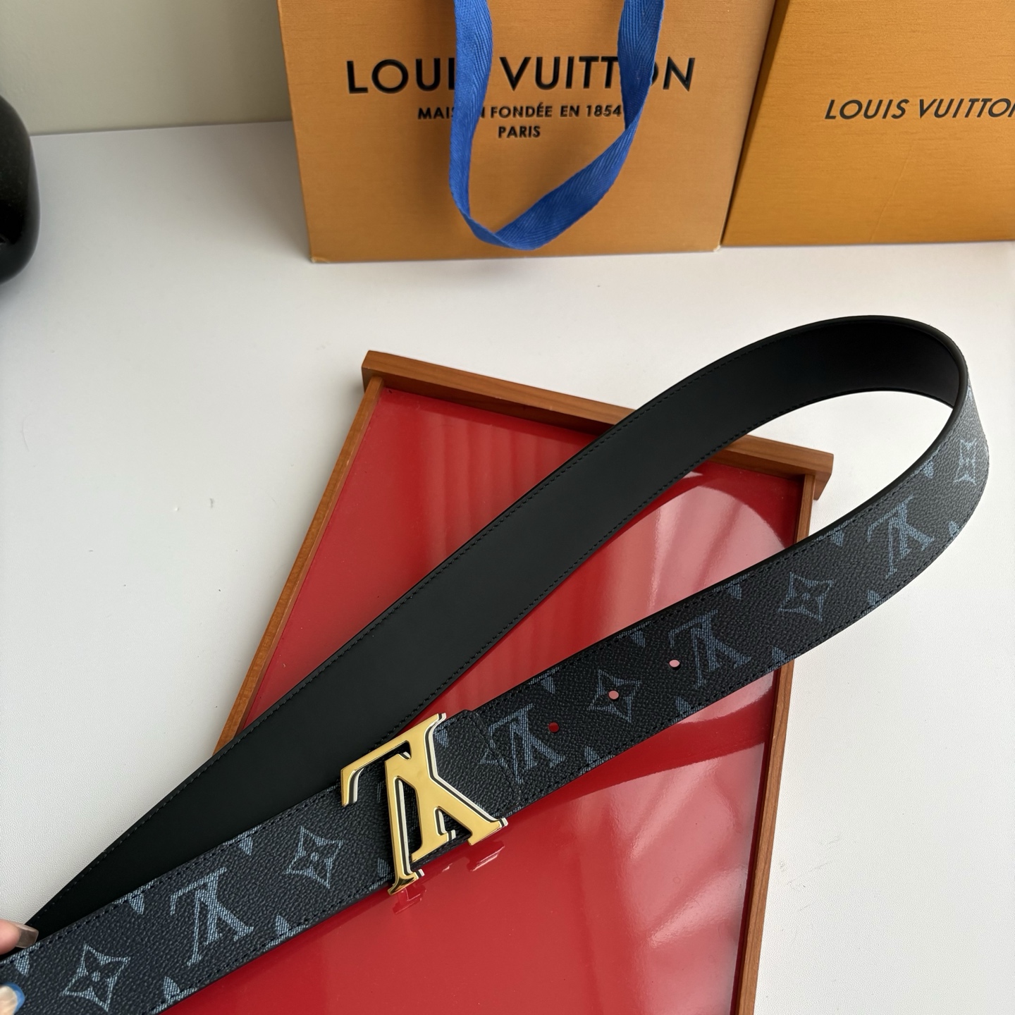 Lv字母老花印花搭配另一面原版平纹底，搭配精品挂扣，精致百搭，时尚大方，宽4.0cm