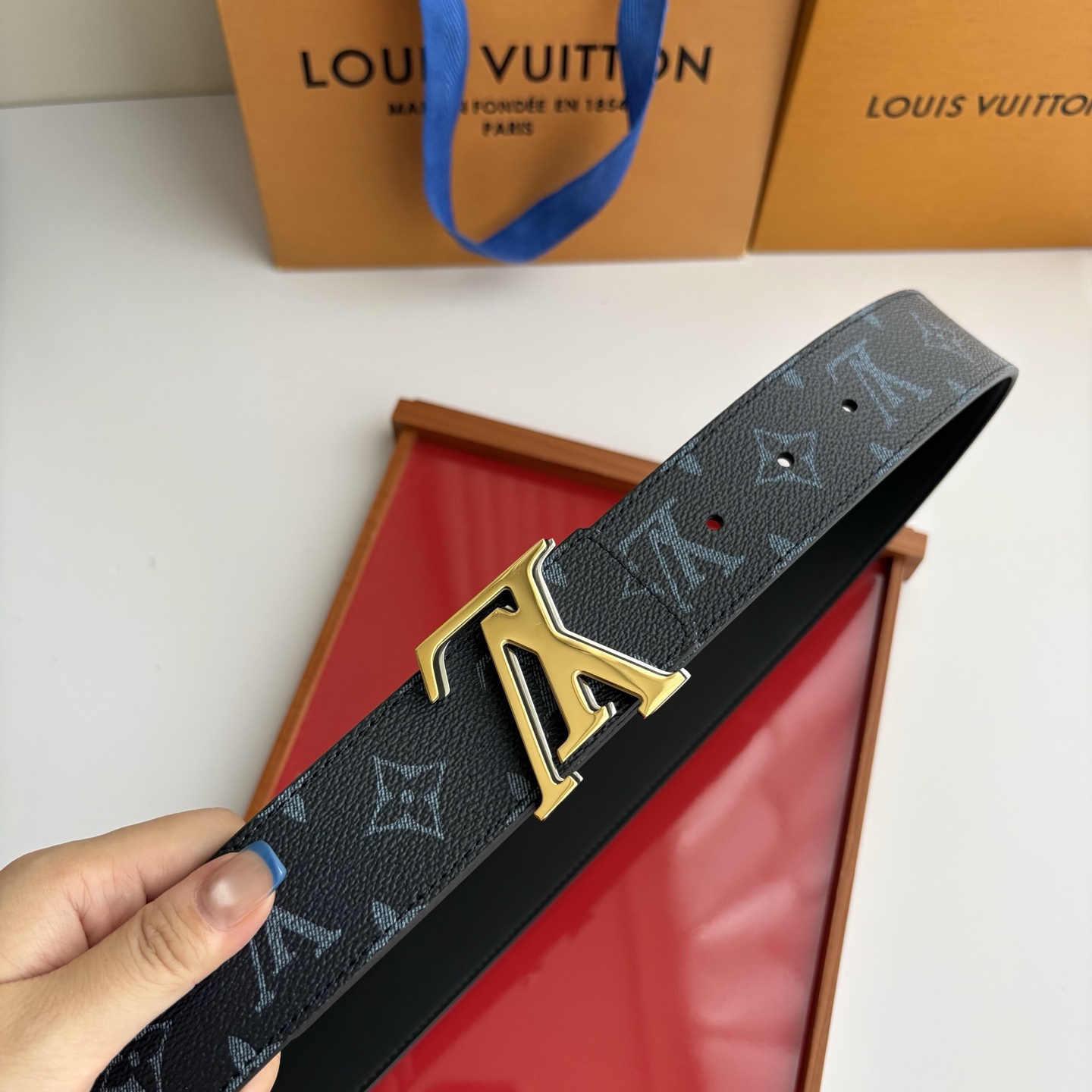 Lv字母老花印花搭配另一面原版平纹底，搭配精品挂扣，精致百搭，时尚大方，宽4.0cm