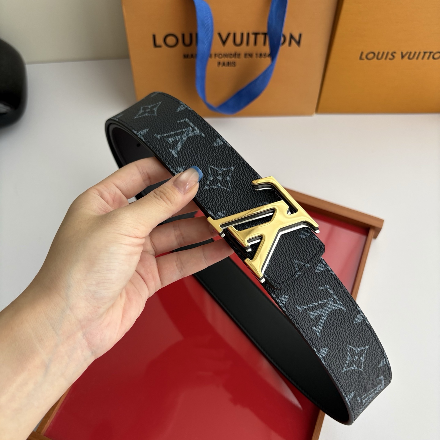 Lv字母老花印花搭配另一面原版平纹底，搭配精品挂扣，精致百搭，时尚大方，宽4.0cm