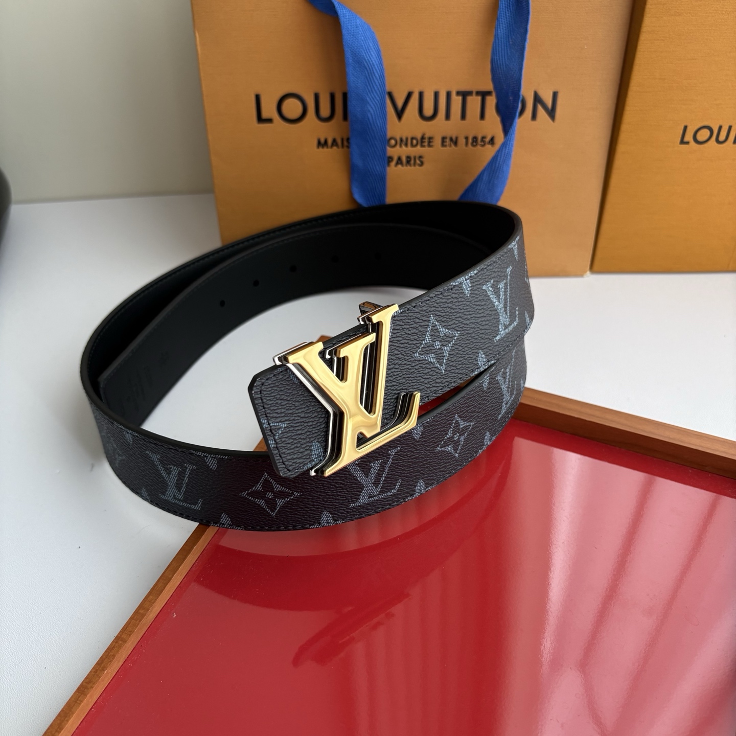 Lv字母老花印花搭配另一面原版平纹底，搭配精品挂扣，精致百搭，时尚大方，宽4.0cm