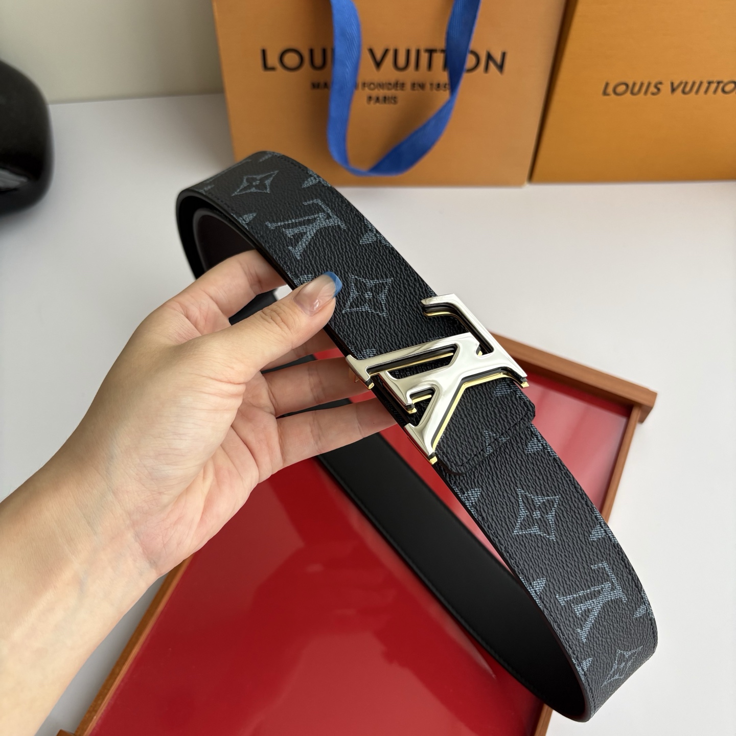 Lv字母老花印花搭配另一面原版平纹底，搭配精品挂扣，精致百搭，时尚大方，宽4.0cm