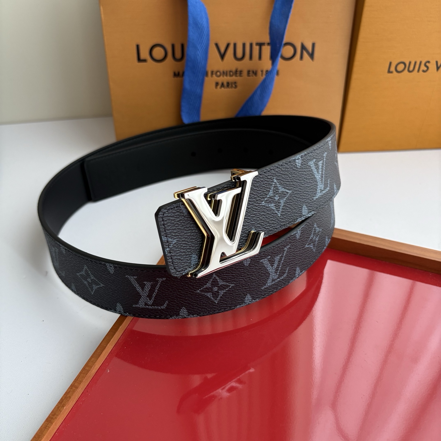 Lv字母老花印花搭配另一面原版平纹底，搭配精品挂扣，精致百搭，时尚大方，宽4.0cm