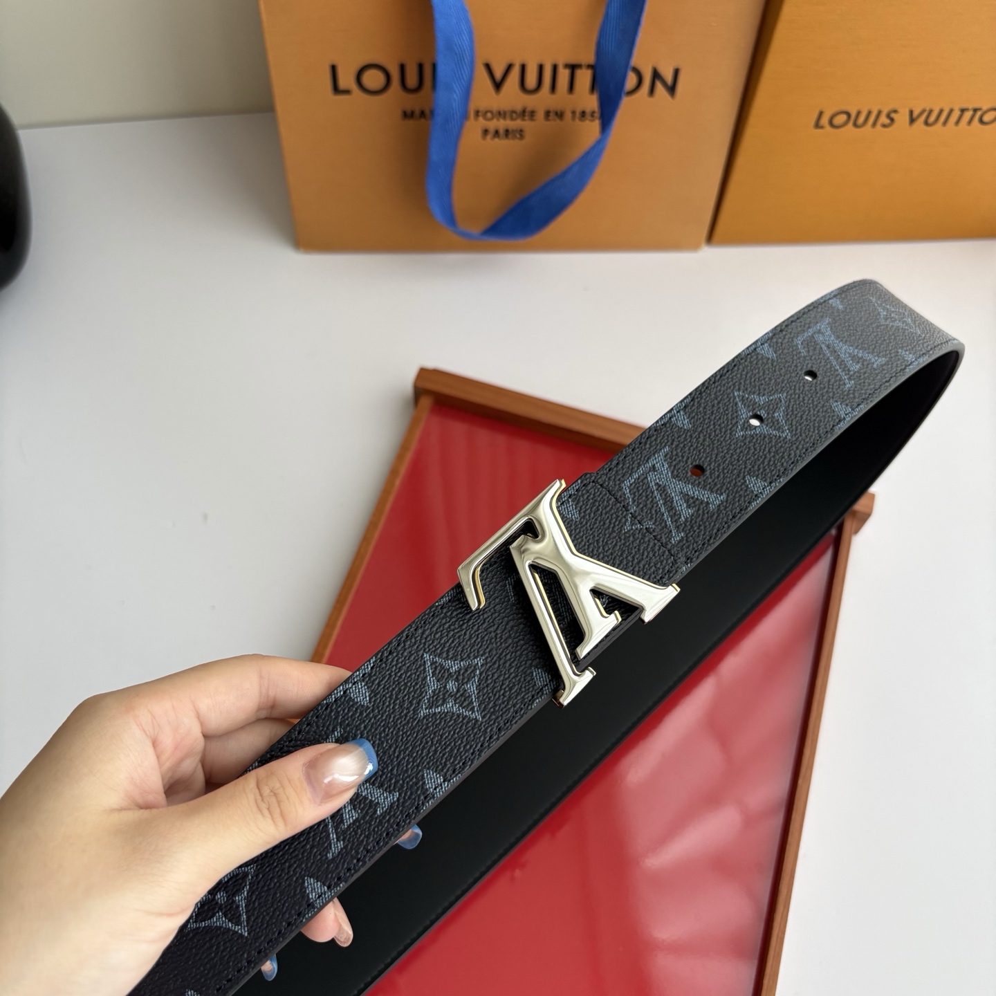 Lv字母老花印花搭配另一面原版平纹底，搭配精品挂扣，精致百搭，时尚大方，宽4.0cm