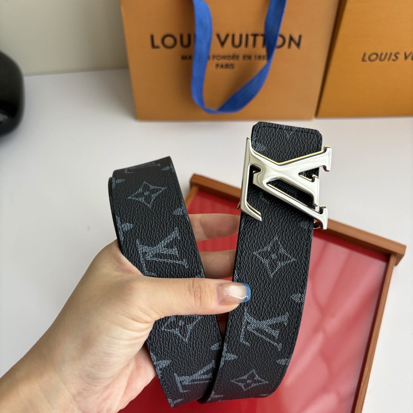 Lv字母老花印花搭配另一面原版平纹底，搭配精品挂扣，精致百搭，时尚大方，宽4.0cm