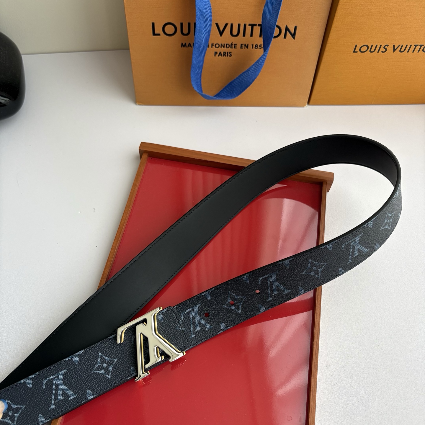 Lv字母老花印花搭配另一面原版平纹底，搭配精品挂扣，精致百搭，时尚大方，宽4.0cm