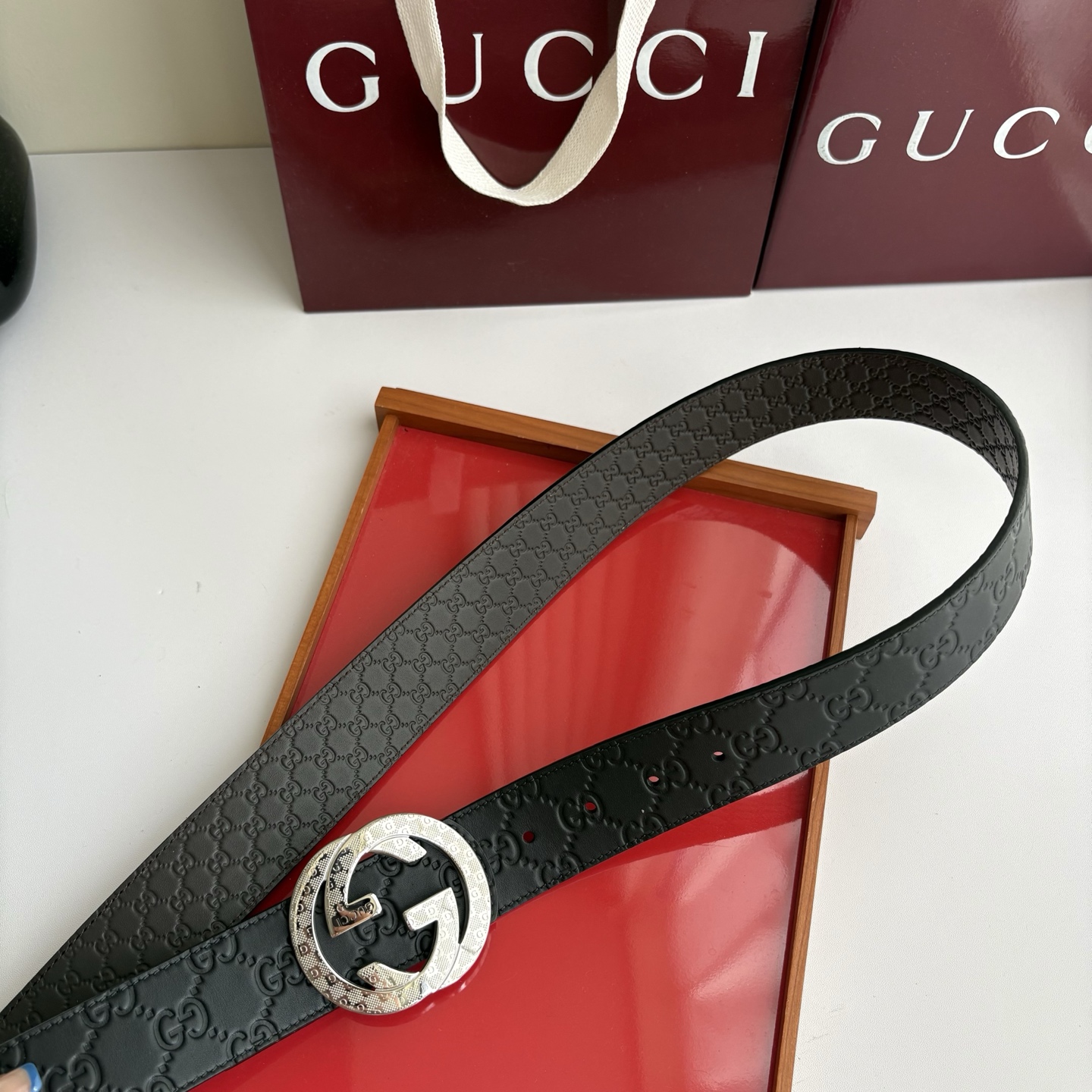 Gucci 经典原单品质，黑色压大花面搭配咖色压小花底，双面可用，纯钢挂扣，精工制作，细节看图，实物拍摄，高端奢华，宽度