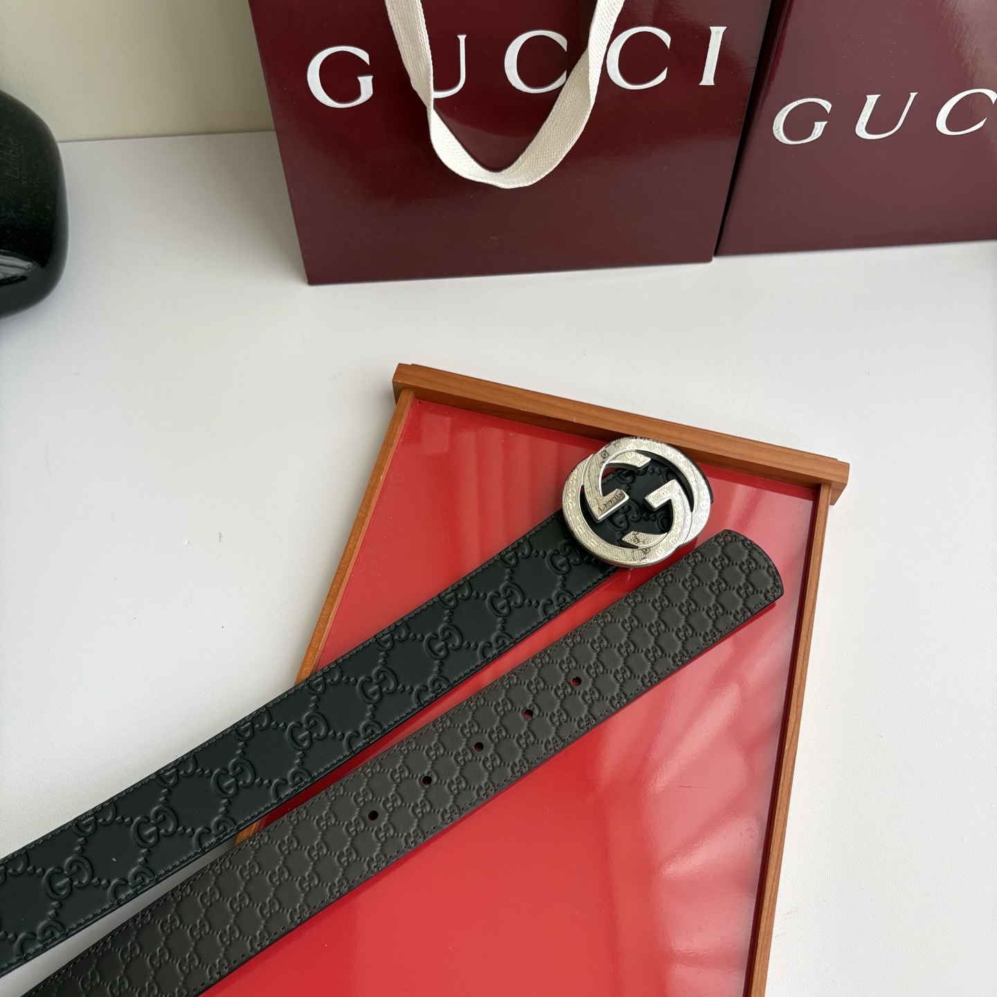 Gucci 经典原单品质，黑色压大花面搭配咖色压小花底，双面可用，纯钢挂扣，精工制作，细节看图，实物拍摄，高端奢华，宽度