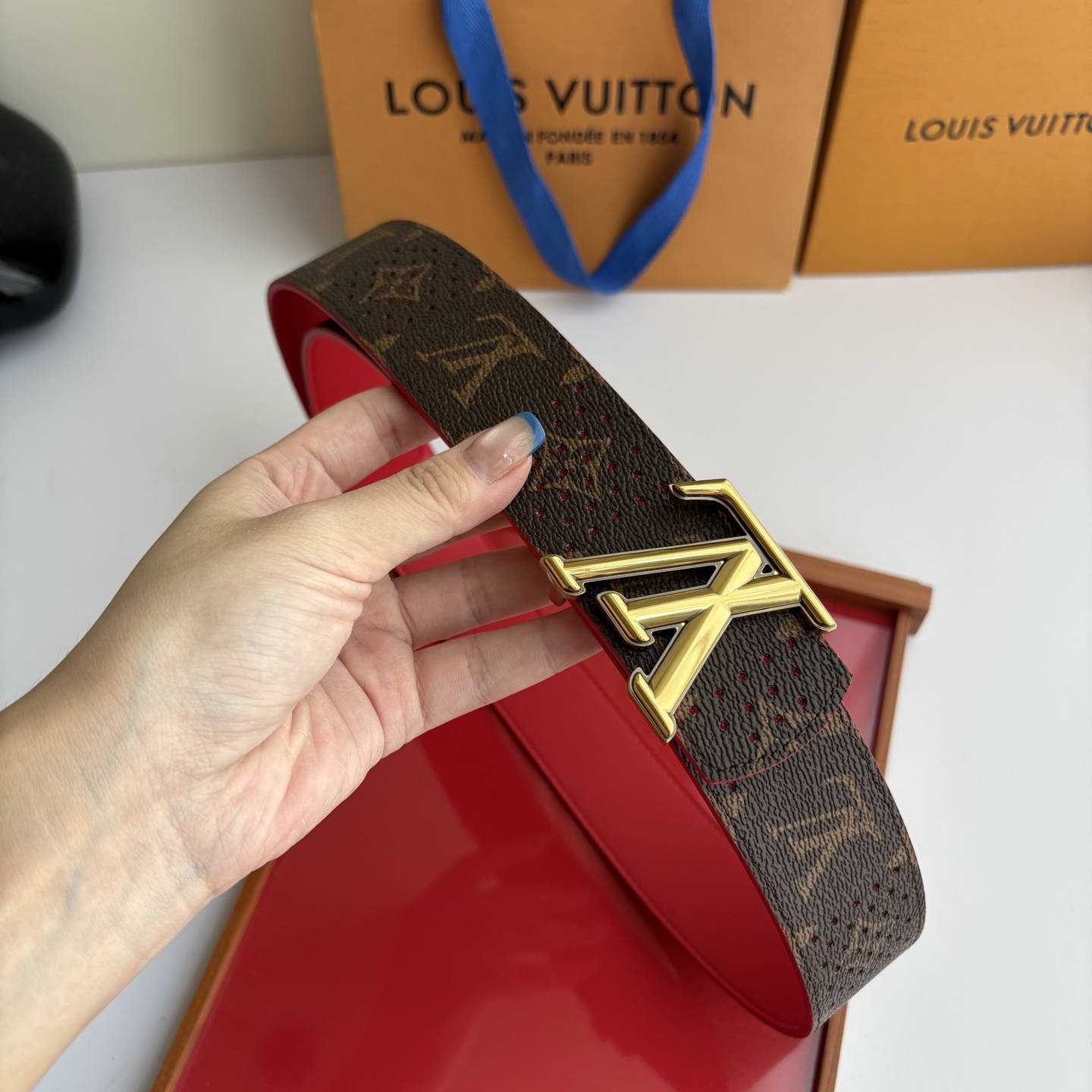Lv字母老花印花搭配另一面原版红色平纹底，搭配精品挂扣，精致百搭，时尚大方，宽4.0cm