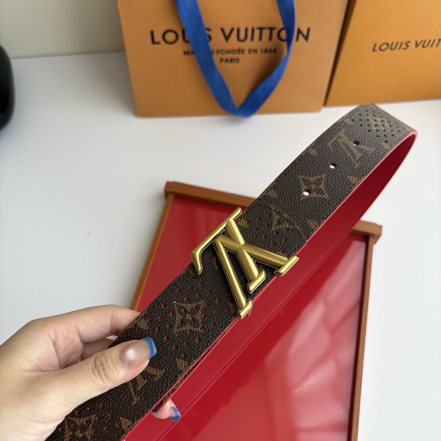 Lv字母老花印花搭配另一面原版红色平纹底，搭配精品挂扣，精致百搭，时尚大方，宽4.0cm