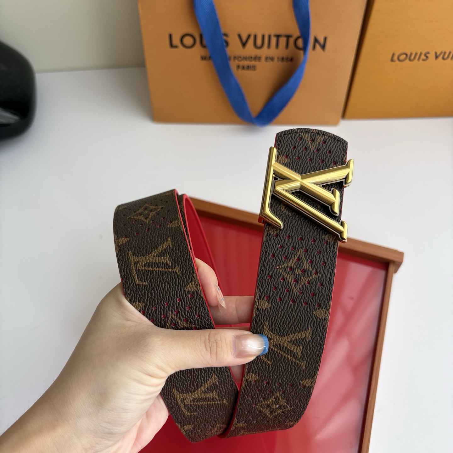 Lv字母老花印花搭配另一面原版红色平纹底，搭配精品挂扣，精致百搭，时尚大方，宽4.0cm